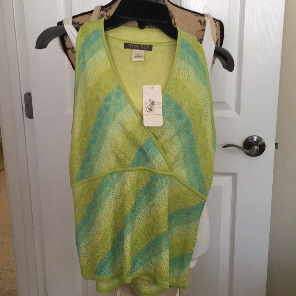 Sigrid Olsen, NWT Beautiful V  top with cut in  sleeve